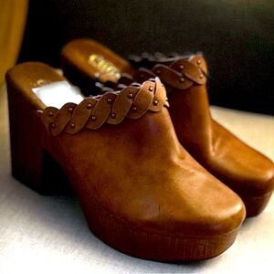 Cliffs Brown Clogs